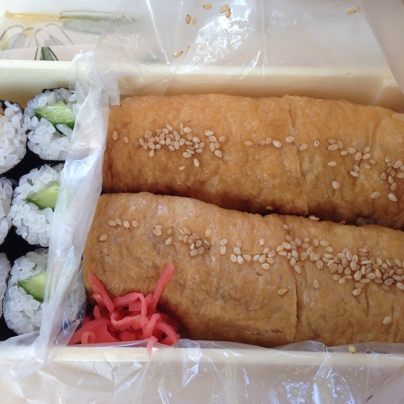 お稲荷さんと海苔巻き(光泉 稲荷寿司)