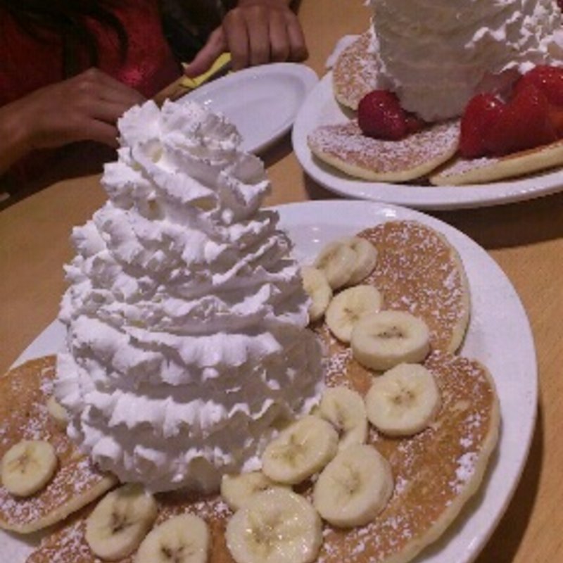 バナナホイップクリーム &マカデミアナッツ(Eggs 'n Things 湘南江ノ島店)