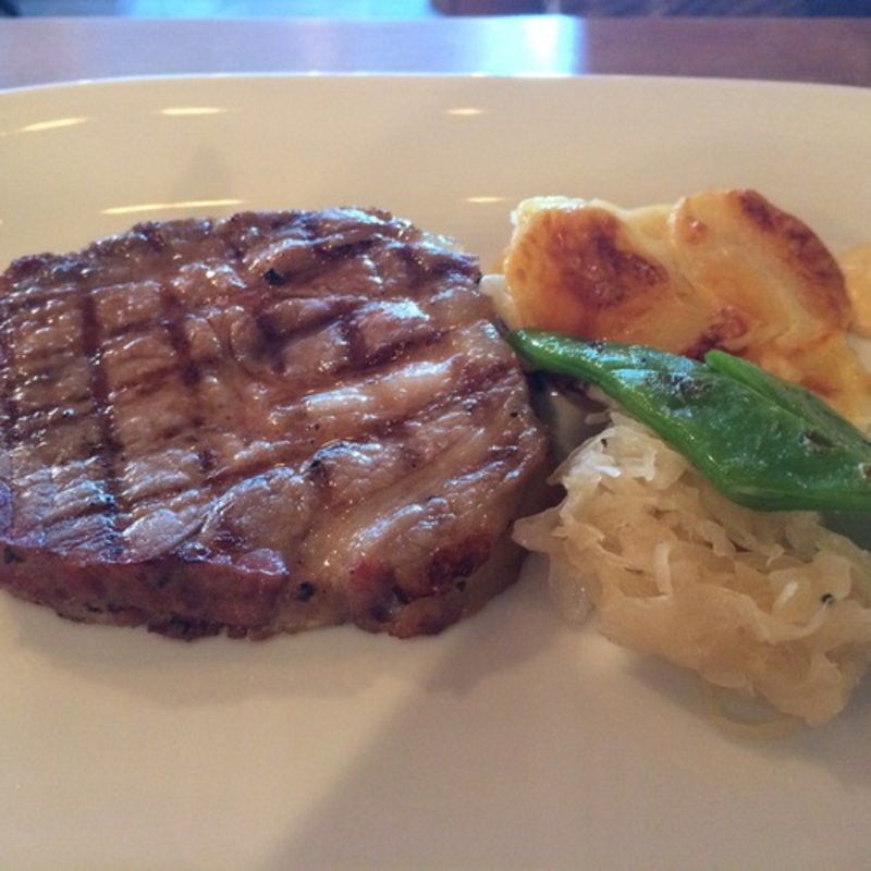 三元豚のステーキとグラタン添え(カフェ ダイニングバー 104.5 （Cafe，Dining&Bar 104.5）)