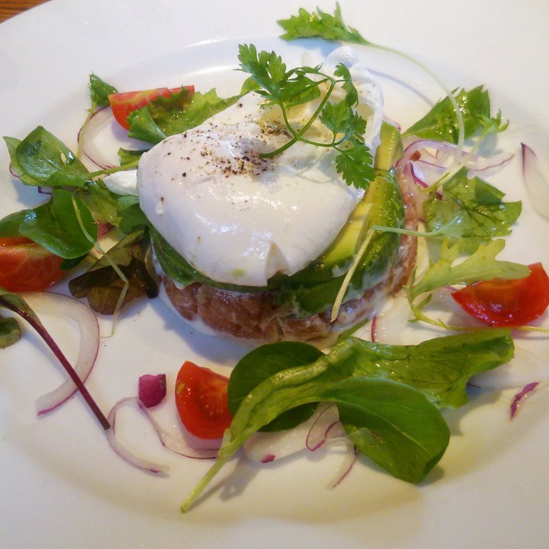 サーモンエッグベネディクト　ホワイトクラムソース(エム ハウス)