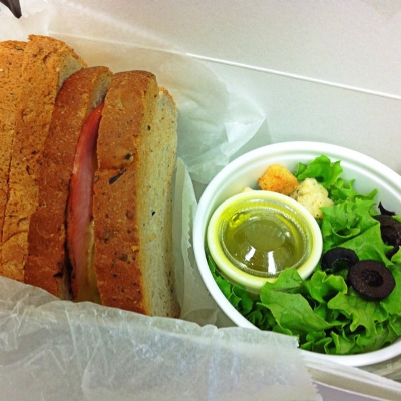 グリルドハムエッグサンド＋シーザーサラダ(Qino's Manhattan New York)