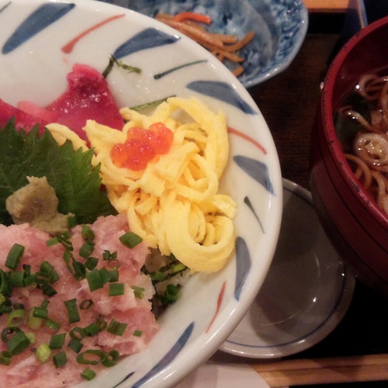 まぐろネギトロ丼と蕎麦セット（週替り丼とそばセット）(おおーい北海道　別海町酒場 神田東口店 )