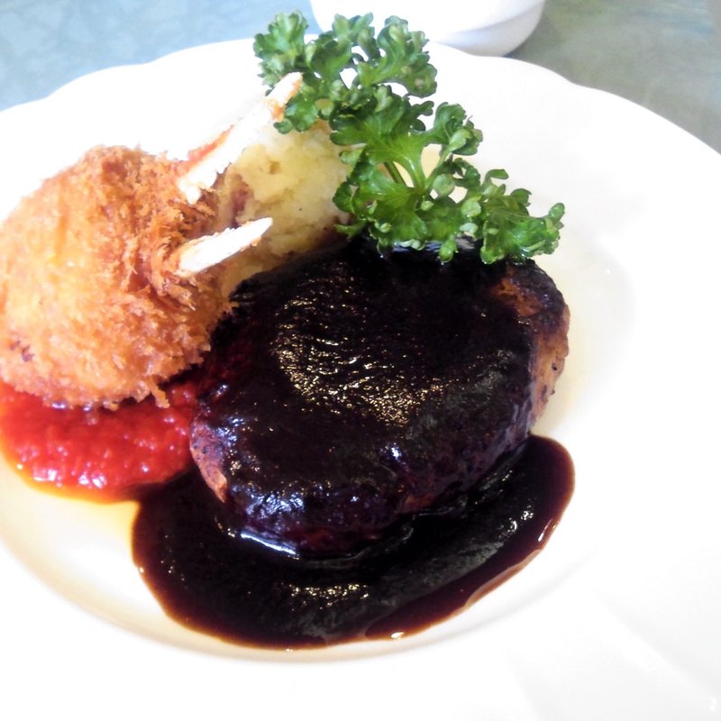 ハンバーグとカニクリームコロッケ盛り合わせ(レストランラグー)