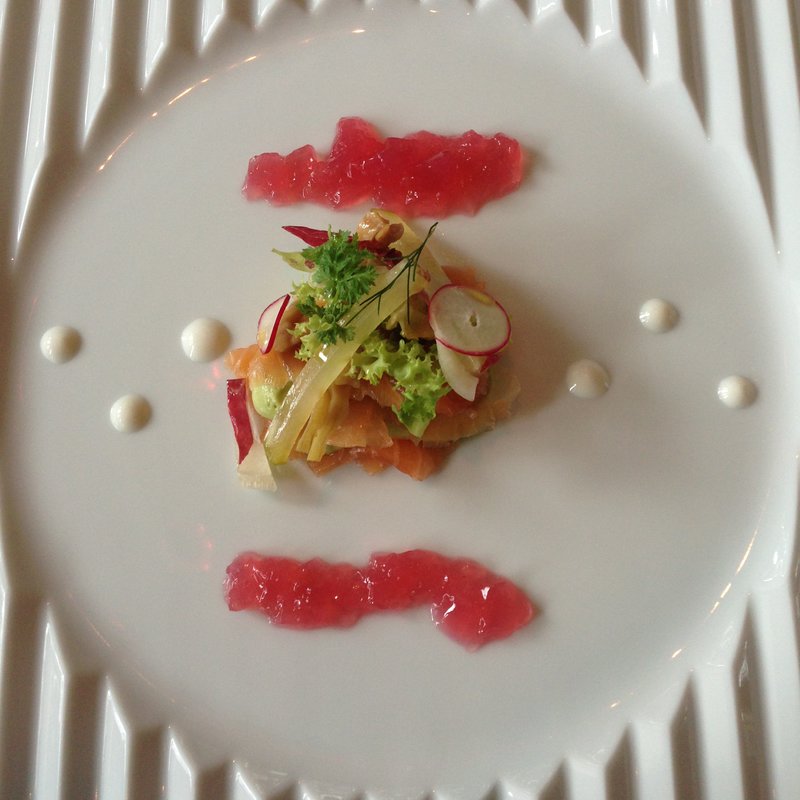 自家燻製のアトランティックサーモンとアボカドムースのミッレフォッリエ　 りんごのゼリーとクルミを添えて(RISTORANTE OZIO（リストランテ オッツィオ）)