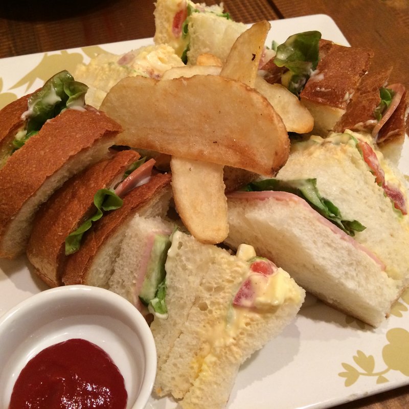 Mixサンド（ポテト付）(パンカフェ スワロウテイル)