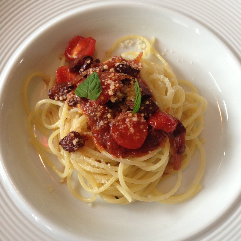 ミントとバターで和えたスパゲッティ　トマトと生ハムのスーゴ　パルメザンチーズと共に(RISTORANTE OZIO（リストランテ オッツィオ）)