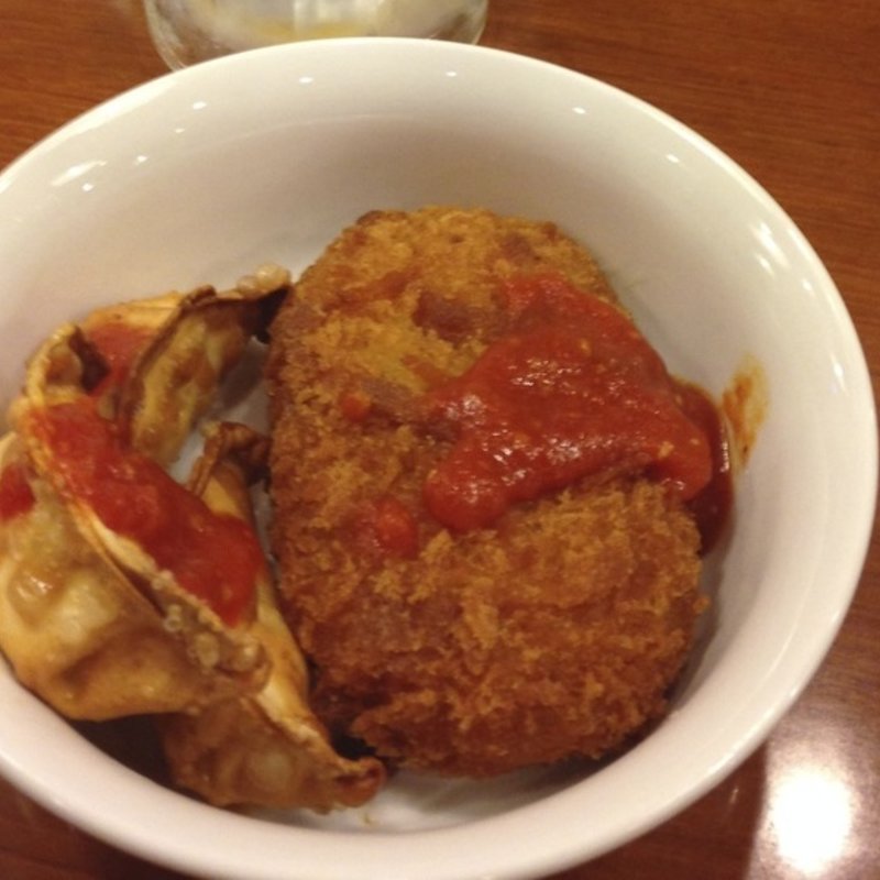 コロッケと餃子のおつまみ(新御茶ノ水 萬龍（まんりゅう）)