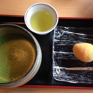 お抹茶と季節の生菓子（びわ）(茶房こげつ 嵐山店 )