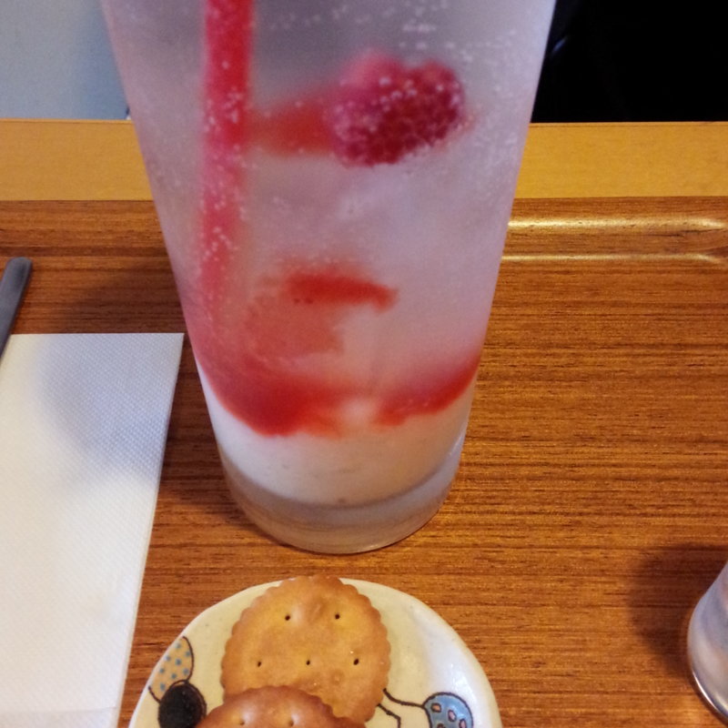 ラズベリーとライチのソーダ(フューチャーヒャクカフェ )