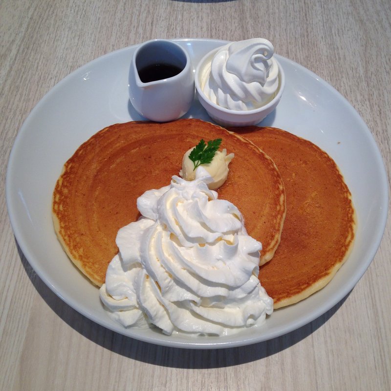 プレミアムパンケーキ ～純生クリーム＆北海道生乳ソフトクリーム添え～(パンケーキ専門店 Butter 横浜ベイクォーター)