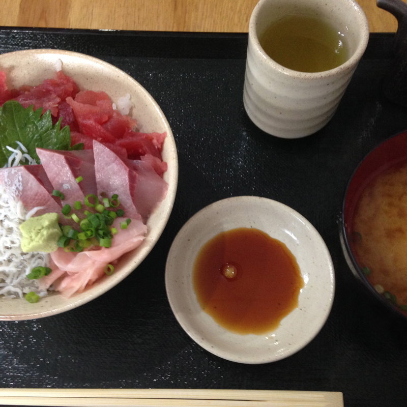釜揚げシラスと海鮮丼(ふじやす食堂)
