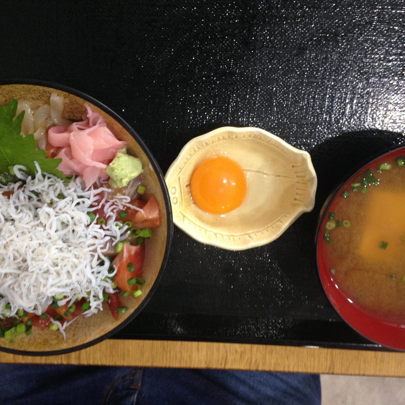 釜揚げシラスと海鮮づけ丼(ふじやす食堂)