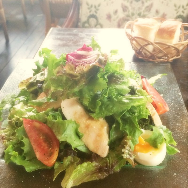 自家製鶏ハム 半熟卵のサラダ(HUIT harajuku)