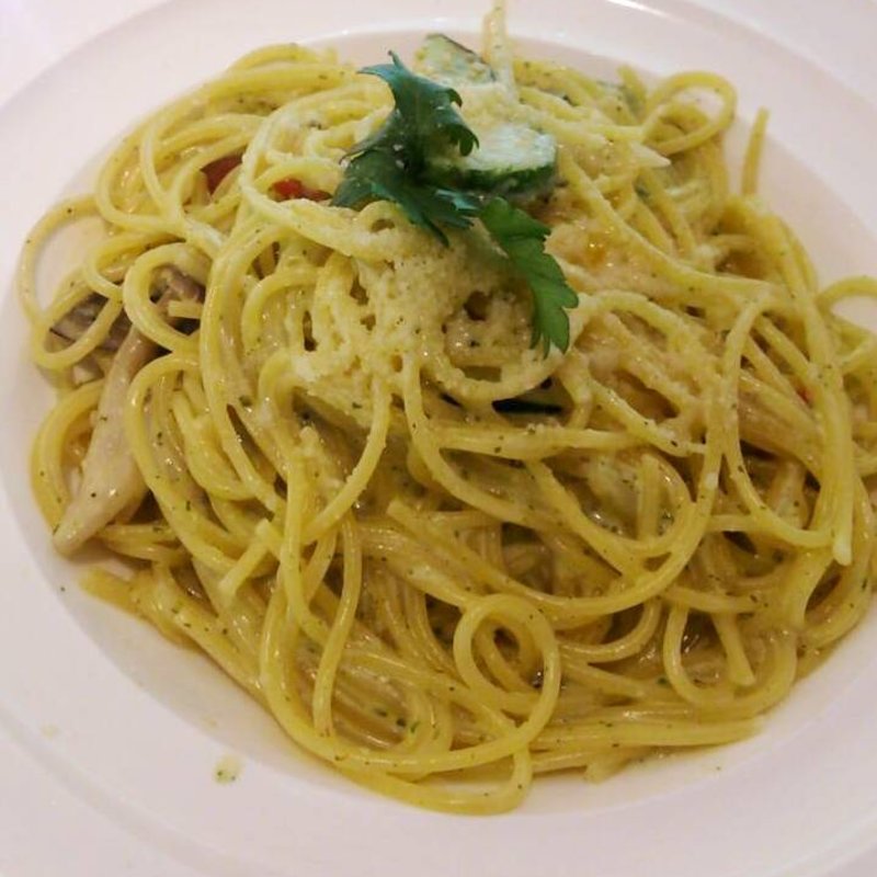 サーモンとズッキーニのジェノベーゼクリームパスタ(Cafe Holiday)