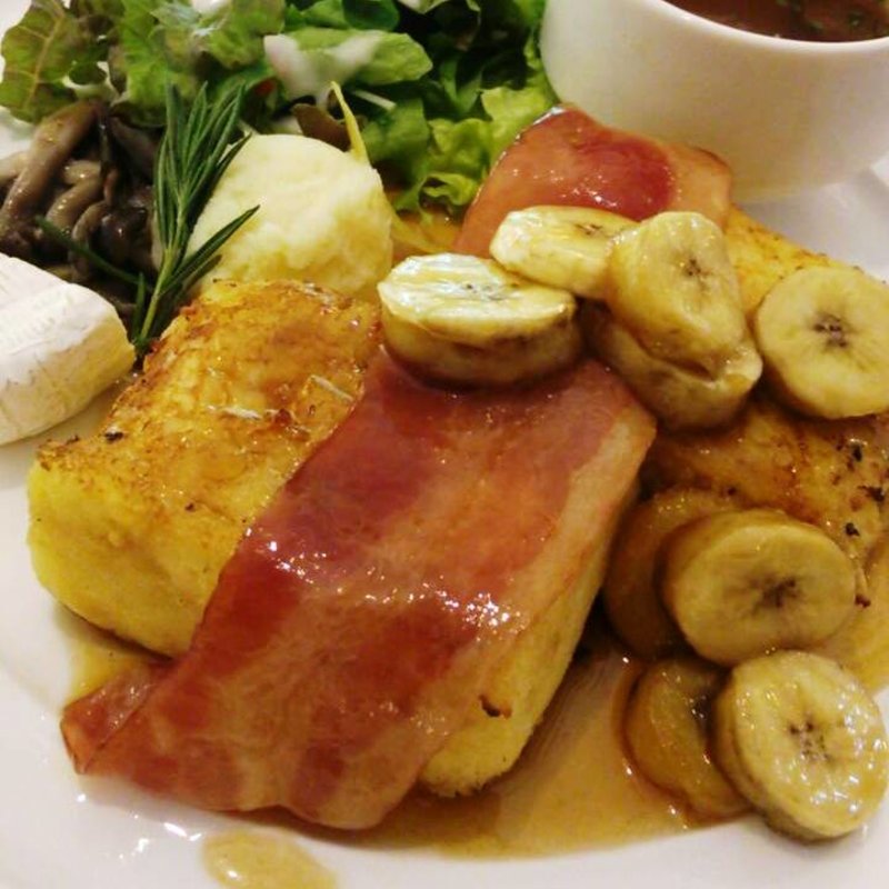 キャラメルバナナとベーコンのフレンチトースト(Cafe Holiday)