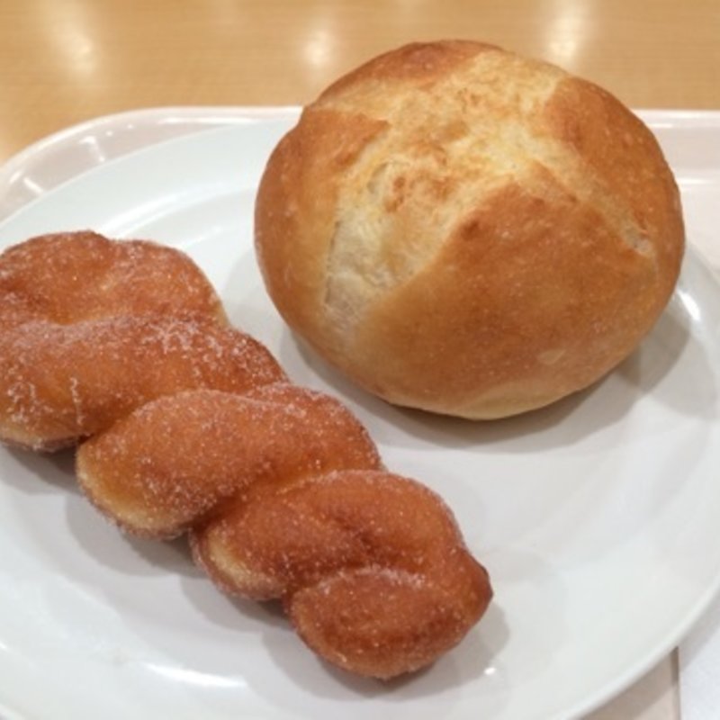 塩バターパンとツイストドーナツ(焼きたてパン工房)