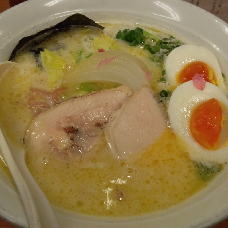 桜の香りあふれる　至福の桜そば＋味玉(福の神食堂)