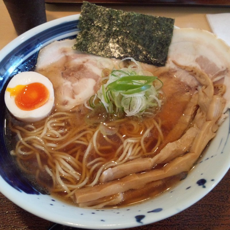 中華そば 【 醤油  細麺 】(琥珀 （こはく）)