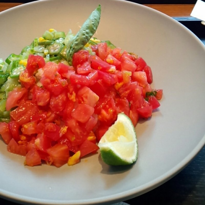 オクラとトマトのカレー(cafe Above （カフェ アヴァーブ）)