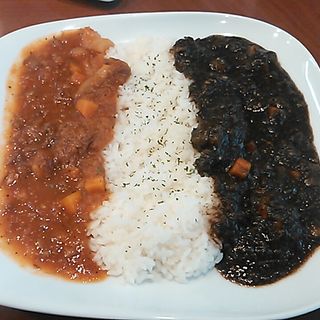 牛テールカレーとシチューのハーフ＆ハーフ(リズカレー東京 虎ノ門店 （RIZ CURRY TOKYO）)