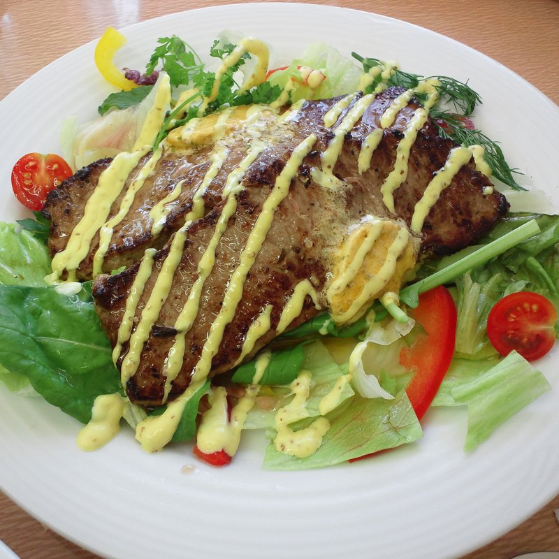 グリルビーフ農園風 ハーブサラダ添え タイムとミント風味のソース(生活の木 メディカルハーブガーデン 薬香草園)