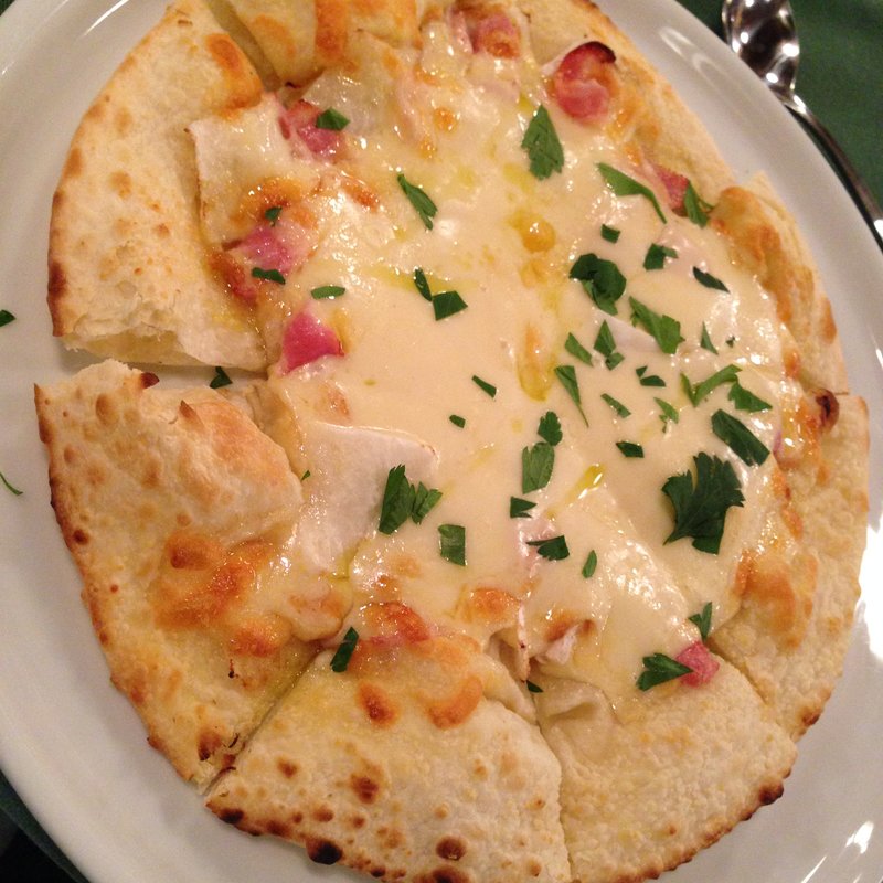 栃木の聖護院カブベーコン、モッツァレラチーズの白いPizza(ハーブ＆おいしい野菜塾)