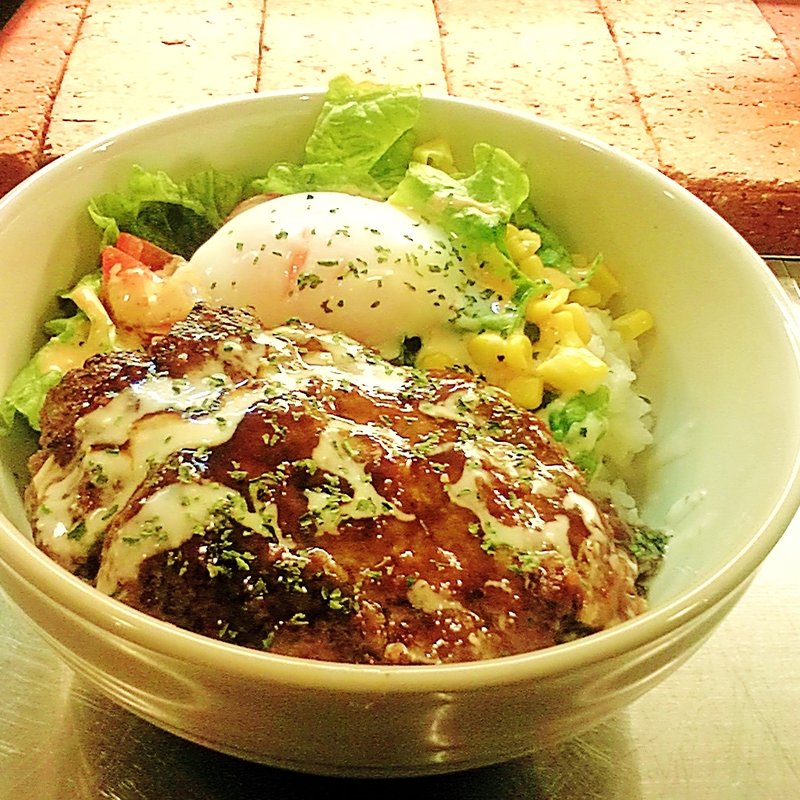 デミグラスソースのロコモコ丼(Firebird)