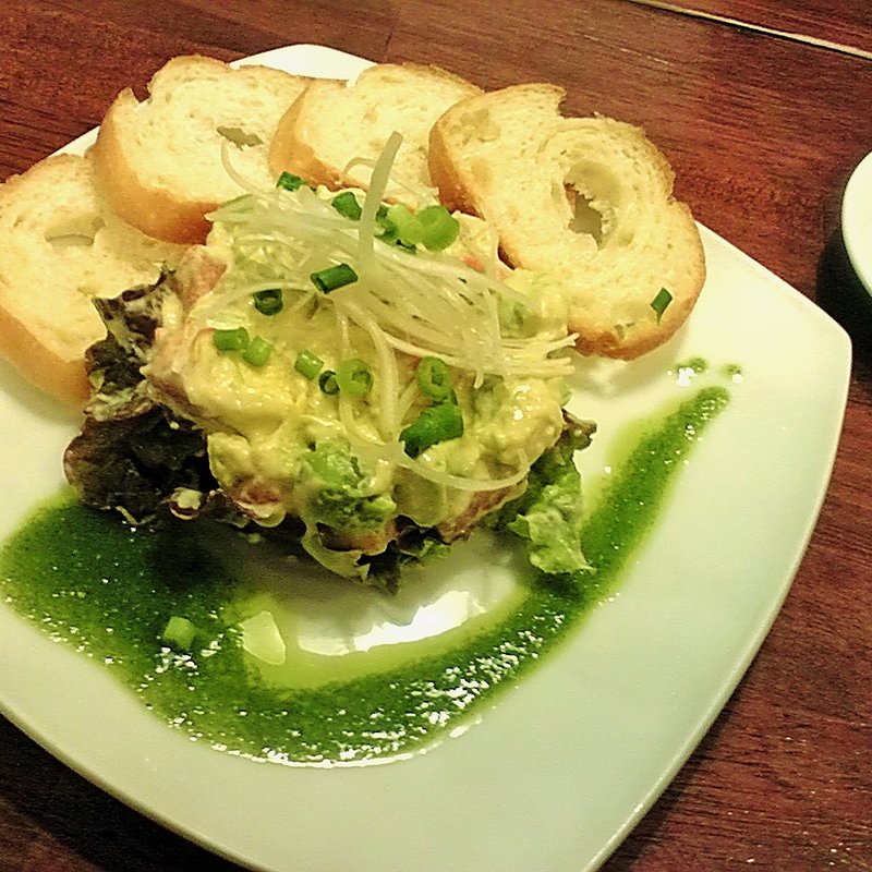 アボカドとエビのタルタル バジルソース(Wine Stand Basil)