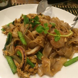 シーフードと野菜の黒醤油入り太麺焼きそば(タイ・アヨタヤ・レストラン （Thai Ayothaya Restaurant）)