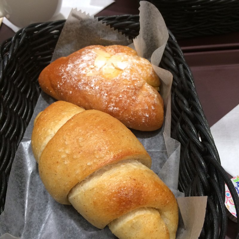 クリームパンと塩ロールパン(LES DEUX MAGOTS PARIS (ドゥマゴ パリ))
