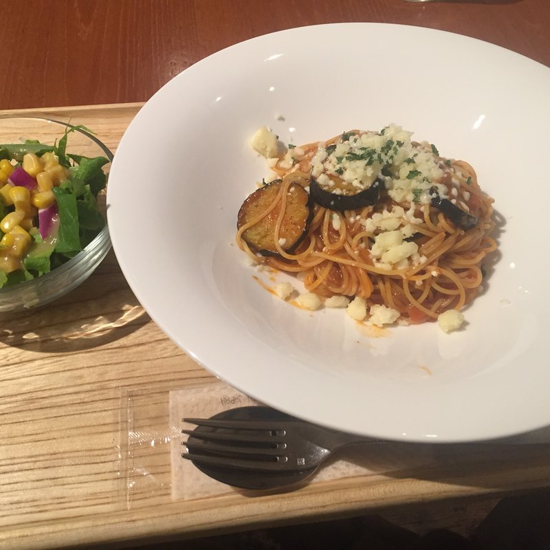 茄子とモッツァレラの粗挽きミートソースパスタ(カフェ パーク)