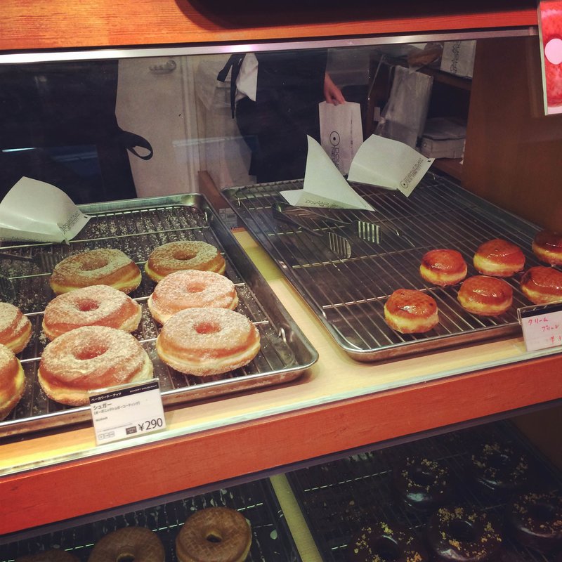 シュガードーナツとクリームブリュレ(ドーナッツプラント 吉祥寺店兼セントラルキッチン （DOUGHNUT PLANT）)