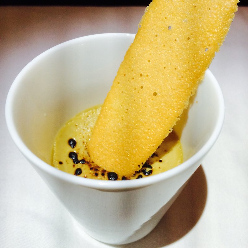 テュイルを添えた山田家のほうじ茶プリン(BEDD SKY AUBERGE by JAL)