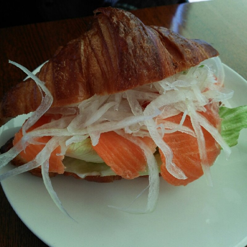 スモークサーモンのクロワッサンサンド(好文cafe （コウブンカフェ）)