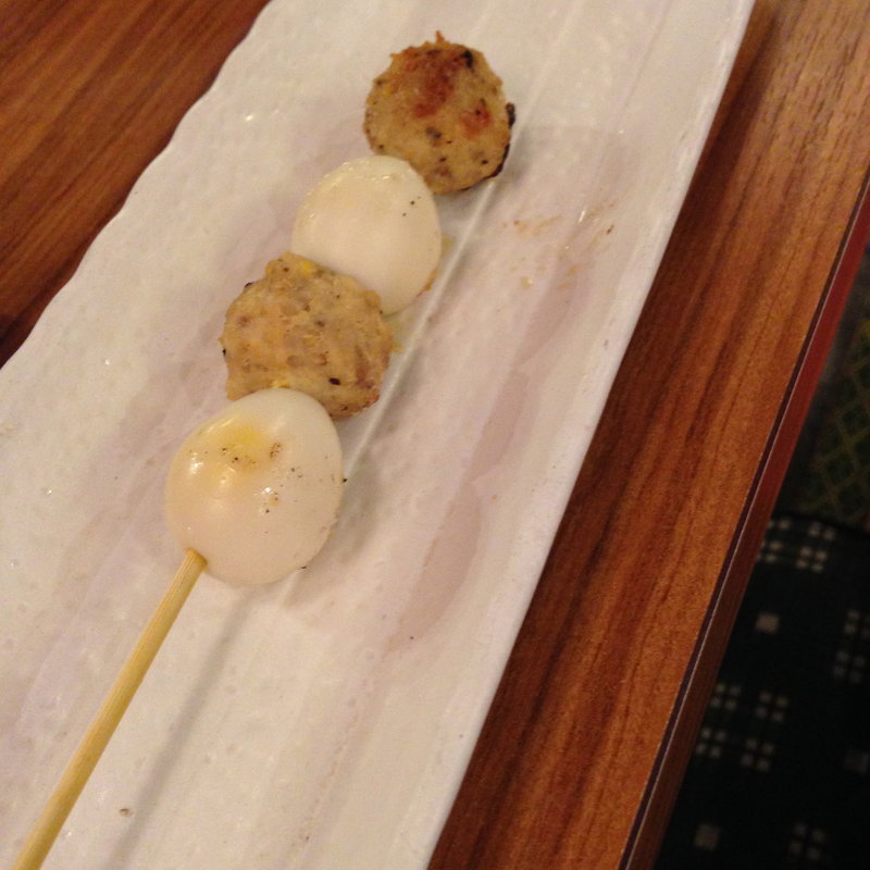 うずらとつくねの串焼き(神戸海鮮居酒屋 三ノ宮高架下市場)