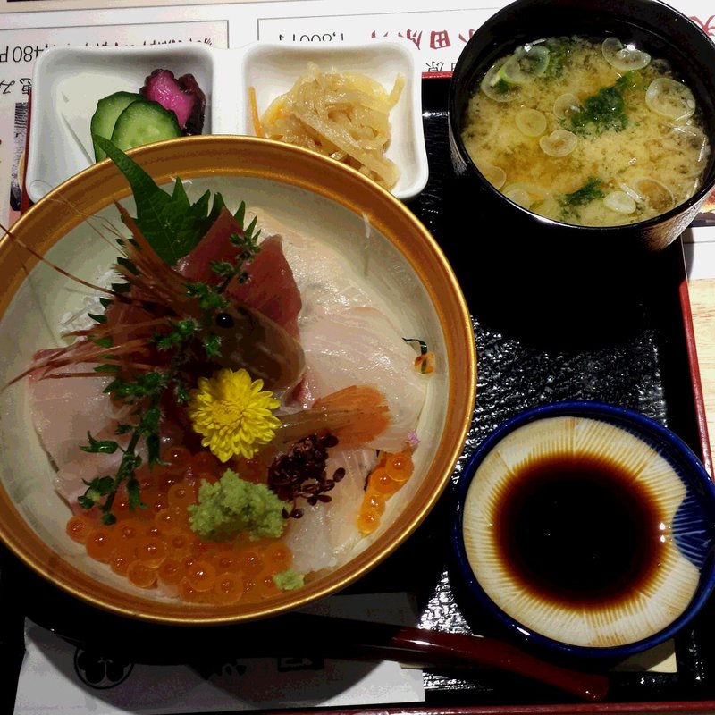 豪快漁師の海鮮丼(海鮮横丁 うおくに )