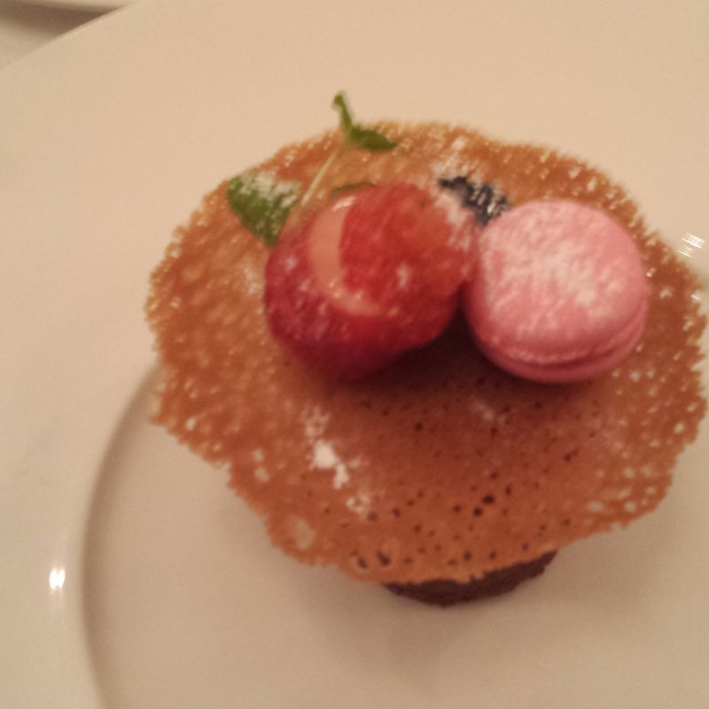 モワルーショコラ　フリュイドルージュのコンポジション(Le Beurre Noisette TOKYO)