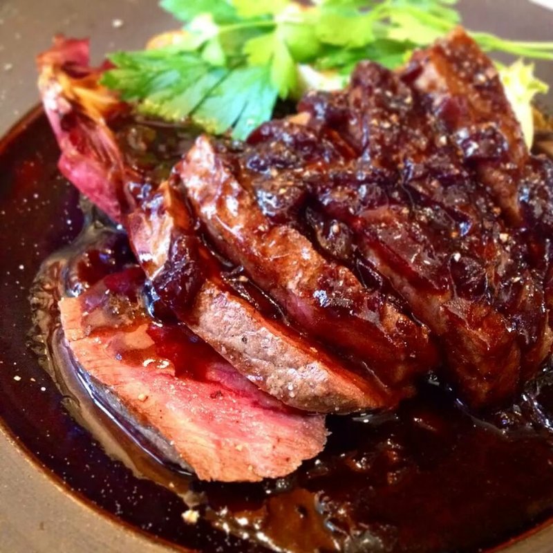 牛ロースとオニオンの赤ワインソース(クッチーナ ベジターレ マルヨシ （【旧店名】SAKAYA CAFE MARUYOSHI）)