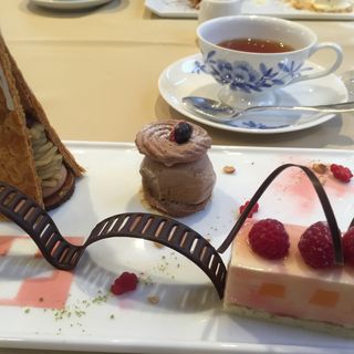 スイスのチョコレートを使った3種のデザート(サロン・ド・テ ロザージュ （Salon de the ROSAGE）)