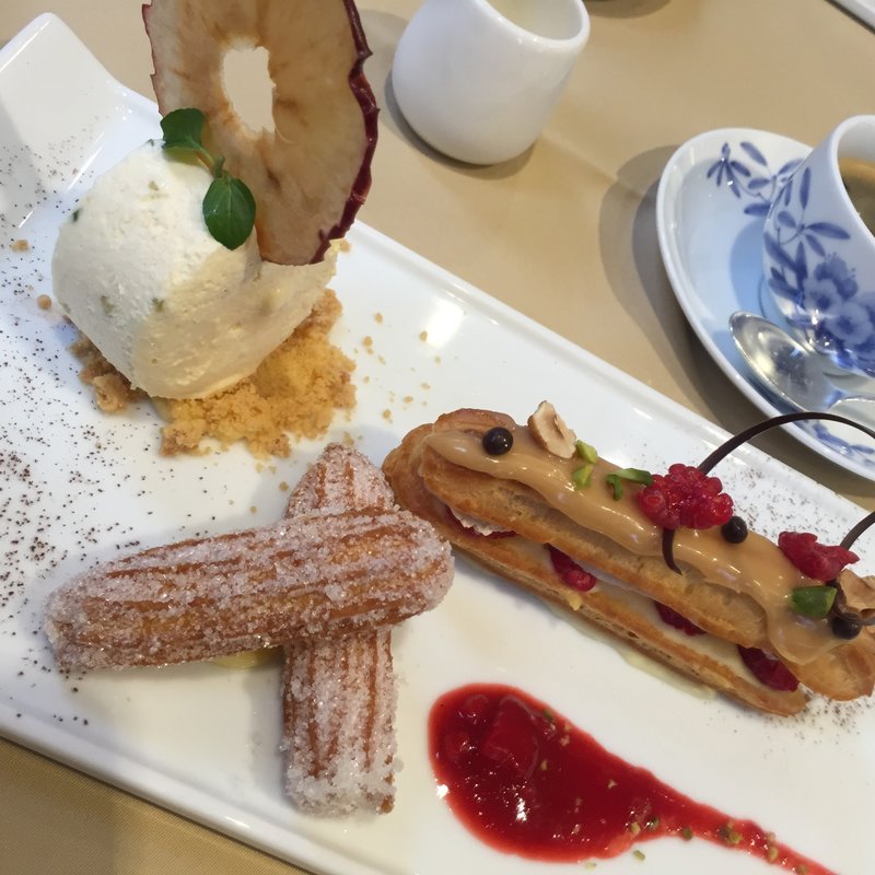 ヘーゼルナッツのエクレアと紅玉のパルフェ(サロン・ド・テ ロザージュ （Salon de the ROSAGE）)