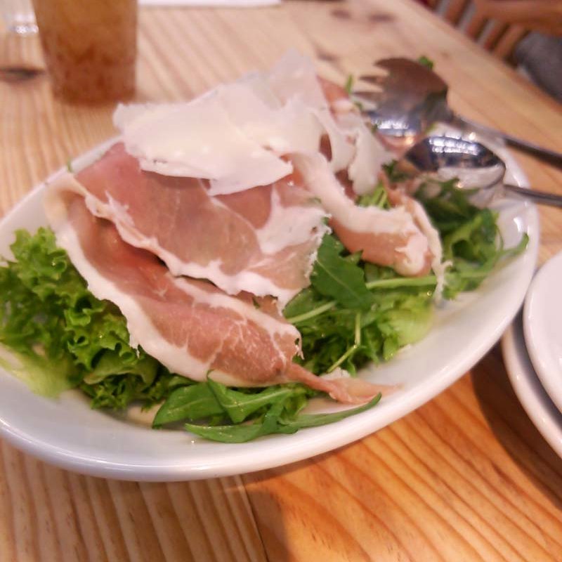 生ハムとルッコラ、パルミジャーノのサラダ(la kagu （ラ・カグ）)