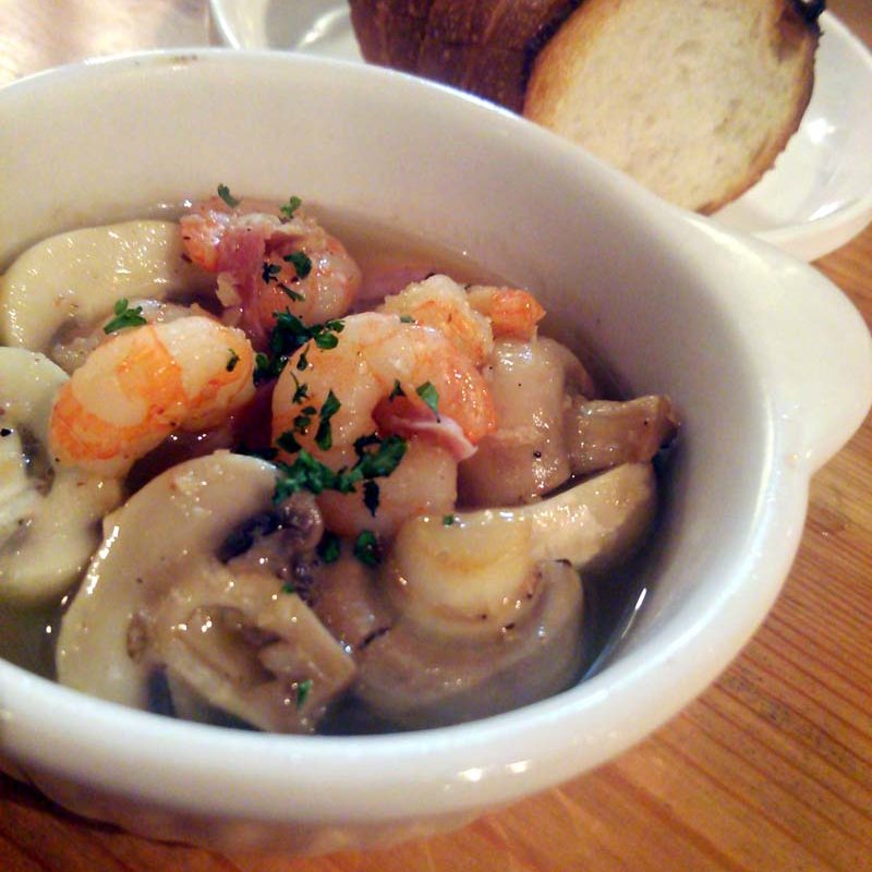 小海老とマッシュルームのアヒージョ(やきとん かなめ )