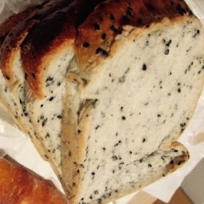 黒ごま食パン(カスタード )