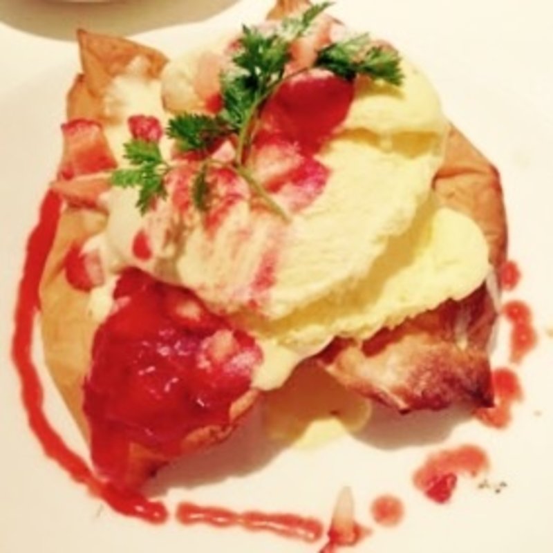 苺のアイスクレープ(ラ・メゾン アンソレイユターブル パティスリー ルミネ北千住店)