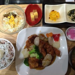 若鶏と季節野菜の黒酢あんかけ定食(梅田 阪急三番街 リバーカフェ （RIVER CAFE）)