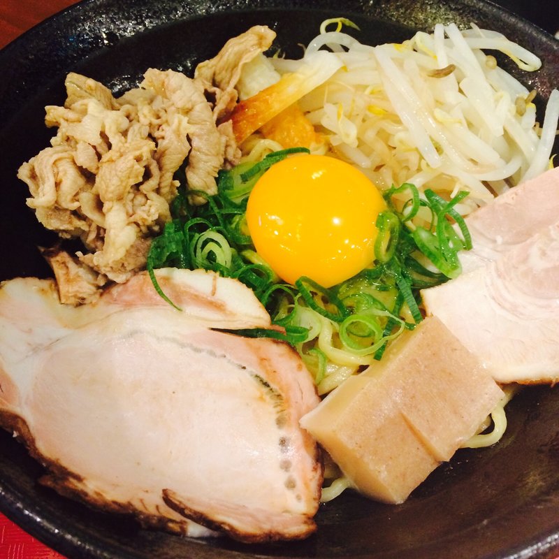 タベトン醤油月見肉まぜラーメン