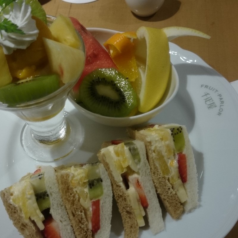 フルーツサンドとフルーツパフェのセット(京橋千疋屋 東京駅一番街店)