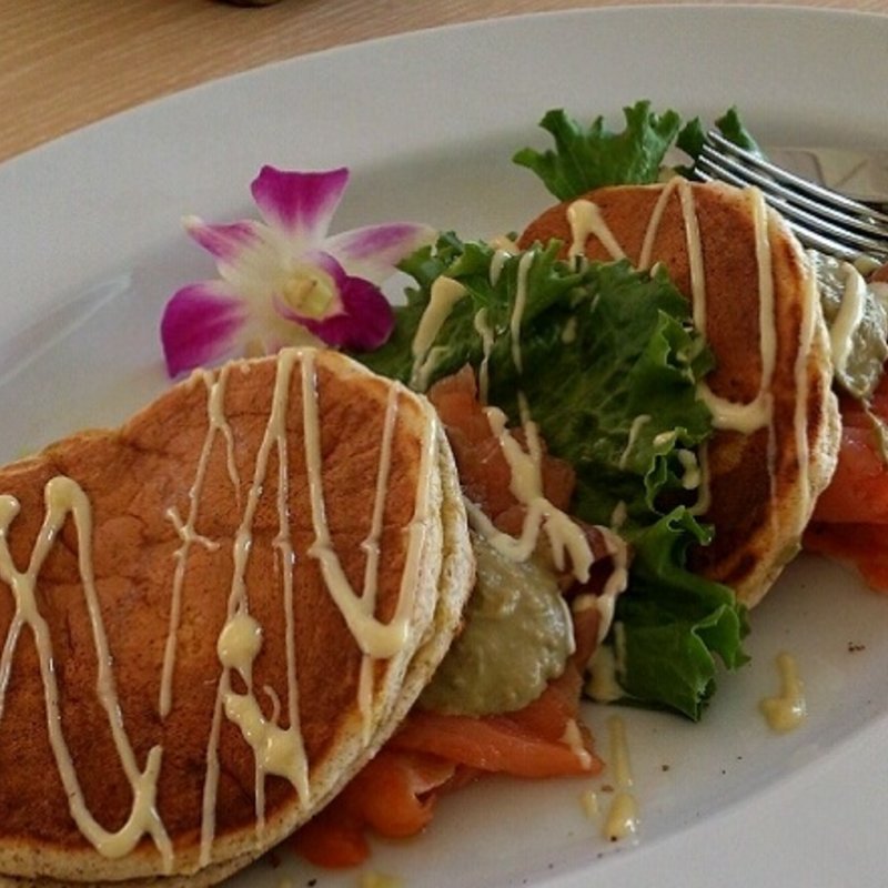 スモークサーモンとアボカド ディジョンマヨネーズ(湘南パンケーキ )