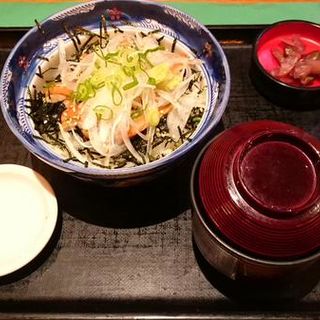 サーモン漬け丼(呑処 おか吉)