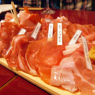 プリンチペ社の生ハム・サラミ10種の盛合わせ(生ハムとワインの店 グスタヴォ 神楽坂)